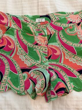 crown & ivy Green Pink Orange Printed Scalloped Hem Shorts